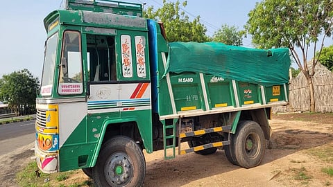 மணல் கடத்தி சென்ற லாரி மாயனூர் காவல் நிலையம் அருகே நிறுத்தி வைக்கப்பட்டுள்ளது.