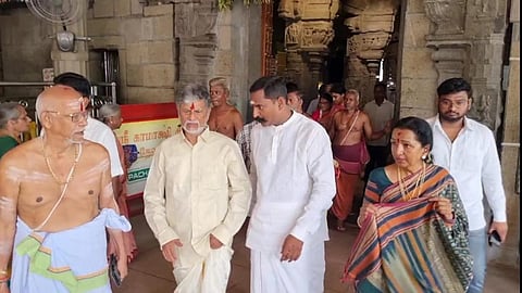 காஞ்சிபுரம் காமாட்சி அம்மன் கோயிலில் சாமி தரிசனம் செய்ய வந்த எஸ்.ஏ.சந்திரசேகர் - ஷோபா தம்பதியர்.