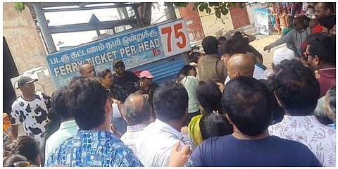 கன்னியாகுமரி படகு இல்லத்தில் விவேகானந்தர் பாறைக்கு செல்ல குவிந்த சுற்றுலா பயணிகள்.