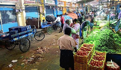 கோயம்பேட்டில் உரிமம் புதுப்பிக்காத 67 கடைகளுக்கு சீல்