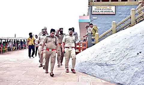 பிரதமர் மோடி இன்று முதல் 3 நாட்கள் தியானம் செய்ய உள்ள விவேகானந்தர் பாறையில் போலீஸார் பாதுகாப்பு பணியில் ஈடுபட்டனர்.