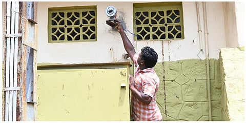 குற்றாலத்தில் ஆபத்துக் காலங்களில் மக்களை எச்சரிக்கை செய்வதற்கான அபாய ஒலி எழுப்பும் கருவி பொருத்தப்பட்டது.