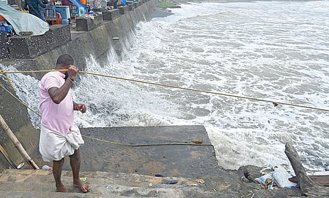 கேரளா மற்றும் வடகிழக்கு மாநிலங்களில் தென்மேற்கு பருவமழை தொடங்கியுள்ளது.
திருவனந்தபுரம் அடுத்த கோவளத்தில் கடல் சீற்றத்துடன் காணப்பட்டது. படம்: பிடிஐ