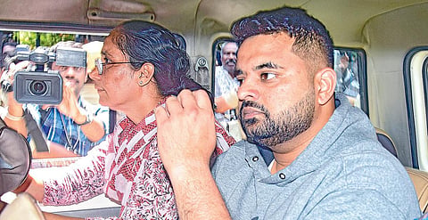 பிரஜ்வல் ரேவண்ணாவை பலத்த பாதுகாப்புடன் பெங்களூருவில் நேற்று மருத்துவப் பரிசோதனைக்கு அழைத்துச் சென்ற போலீஸார்.படம்: பிடிஐ