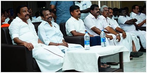 திருச்சியில் நடைபெற்று வரும் திமுக தலைமை மற்றும் வாக்கு எண்ணிக்கை மைய முகவர்கள் ஆலோசனைக் கூட்டத்தில் கலந்து
கொண்ட நகராட்சி நிர்வாக துறை அமைச்சர் கே என் நேரு உள்ளிட்டோர்