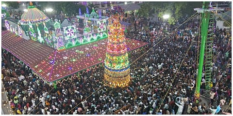 சனிக்கிழமை அதிகாலை ஏர்வாடி பாதுஷா நாயகம் தர்ஹாவை வலம் வந்த சந்தனக்கூடு.