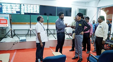 ராணி மேரி கல்லூரியில் உள்ள வாக்க எண்ணும் மையத்தில் மாவட்ட தேர்தல் அதிகாரி ஜெ.ராதாகிருஷ்ணன் ஆய்வு செய்தார்.