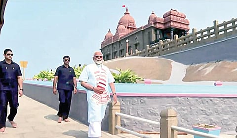 கன்னியாகுமரி விவேகானந்தர் பாறையில் நேற்று முன்தினம் தியானம் முடிந்து திரும்பிய பிரதமர் மோடி.