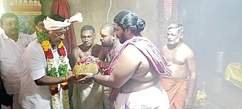 ஸ்ரீவில்லிபுத்தூர் செண்பகத்தோப்பு வனப்பேச்சி அம்மன் கோயிலில் பலாப்பழத்தை வைத்து வழிபாடு நடத்திய முன்னாள் முதல்வர் ஓ.பன்னீர்செல்வம்.