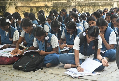 பள்ளியிலேயே மாணவர்களுக்கு வங்கி கணக்கு தொடங்கும் திட்டம்: வழிகாட்டுதல் வெளியீடு