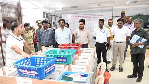 தூத்துக்குடி மாவட்ட ஆட்சியர் ஜி.லட்சுமிபதி அரசு பொறியியல் கல்லூரி வளாகத்தில் அமைக்கப்பட்டுள்ள வாக்கு எண்ணும் மையத்தில் ஏற்பாடுகளை ஆய்வு செய்தார்