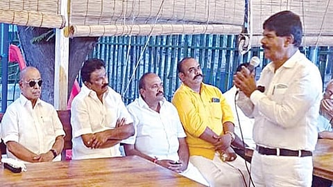 மாஞ்சோலை தேயிலை தோட்ட தொழிலாளர்கள் விவகாரம் தொடர்பாக திருநெல்வேலியில் அனைத்து கட்சி நிர்வாகிகள் ஆலோசனை கூட்டம் நடைபெற்றது. படம்: மு.லெட்சுமி அருண்