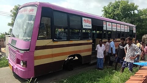 பழநி அருகே முன் பக்க சக்கரம் கழன்று ஓடியதால் சாலையில் நிறுத்தப்பட்ட அரசு பேருந்து.