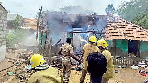 மறவமங்கலத்தில் டிவி வெடித்து வீட்டில் பற்றிய தீயை அணைத்த தீயணைப்புத் துறையினர்.