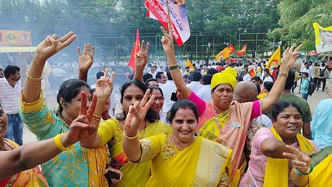 வெற்றி கொண்டாட்டத்தில் தெலுங்கு தேசம் தொண்டர்கள்