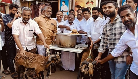 கோவை உக்கடம் கோட்டைமேடு பகுதியில் பொதுமக்களுக்கு மட்டன் பிரியாணியை இலவசமாக வழங்கி கொண்டாட்டத்தில் ஈடுபட்ட திமுகவினர்.