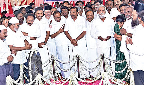 காயிதே மில்லத் 129-வது பிறந்த நாளை ஒட்டி, சென்னை திருவல்லிக்கேணி, பெரிய பள்ளி வாசல் வளாகத்தில் அமைந்துள்ள நினைவிடத்தில் தமிழக அரசு சார்பில் அமைச்சர்கள் கே.என்.நேரு, மு.பெ.சுவாமிநாதன், பி.கே .சேகர்பாபு மற்றும் கட்சி நிர்வாகிகள் மலர் போர்வை போர்த்தி மரியாதை செலுத்தினர். | படம்: ம.பிரபு |