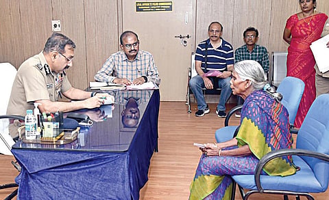 மூத்த குடிமக்கள் அளிக்கும் மனுக்கள் மீது வீடுகளுக்கே சென்று விசாரணை நடத்த வேண்டும்: காவல் ஆணையர் உத்தரவு