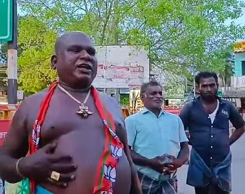 பரமன்குறிச்சி பஜாரில் வைத்து மொட்டை போட்டுக்கொண்ட பாஜக நிர்வாகி ஜெயசங்கர்.