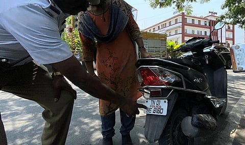 நம்பர் பிளேட்டுகளில் ஸ்டிக்கர் ஒட்டி விதிமீறும் வாகனங்களை பறிமுதல் செய்ய சென்னை ஐகோர்ட் உத்தரவு