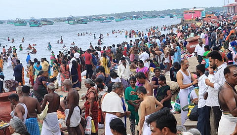 வைகாசி அமாவாசையையொட்டி ராமேசுவரம் அக்னி தீர்த்த கடலில் நேற்று புனித நீராடிய பக்தர்கள்.