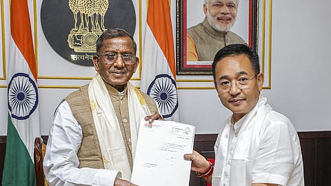 தேர்தல் வெற்றியை அடுத்து ஆளுநர் லக்ஷ்மண் பிரசாத் ஆச்சார்யாவை சந்தித்த பிரேம் சிங் தமாங் ஆட்சி அமைப்பதற்கான உரிமையை கோரினார்.