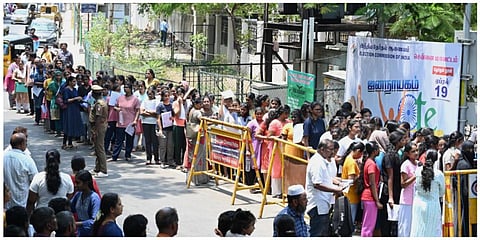 சென்னையில் நீட் தேர்வு எழுதுவதற்காக வரிசையில் காத்திருந்த மாணவர்கள் | கோப்புப்படம்