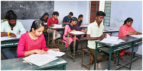 திண்டுக்கல் தாடிக்கொம்பு ரோடு அரசு ஆண்கள் மேல்நிலைப் பள்ளியில் அமைக்கப்பட்டிருந்த தேர்வு மையத்தில் குரூப் 4 தேர்வு எழுதிய தேர்வர்கள் | படம் : நா. தங்கரத்தினம்.