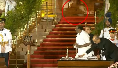 மத்திய அமைச்சரவை பதவியேற்பு விழாவின்போது குடியரசுத் தலைவர் மாளிகையில் மர்ம விலங்கு நடந்து செல்லும் இடம் வட்டமிட்டு காட்டப்பட்டுள்ளது.