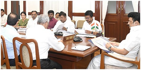 சென்னையில் தமிழக முதல்வர் மு.க.ஸ்டாலின் தலைமையில் 14 மாவட்ட ஆட்சியர்கள் கலந்துகொண்ட ஆய்வுக் கூட்டம் நடைபெற்றது.