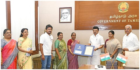 இலக்கியத்துறையில் சிறப்பாக தொண்டாற்றி வரும் ஃபாஸ்டினா சூசைராஜ் (எ) பாமாவுக்கு அவ்வையார் விருதை முதல்வர் மு.க.ஸ்டாலின் வழங்கினார்.
