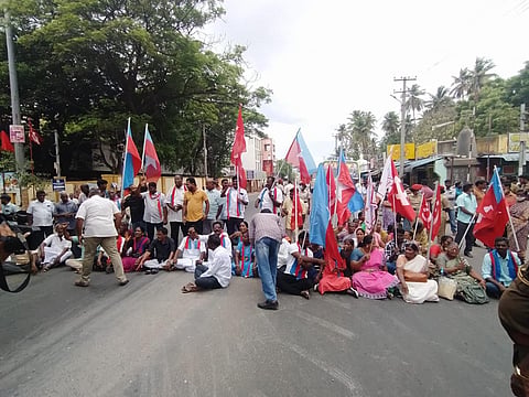 விஷவாயு தாக்கி 3 பெண்கள் பலி: புதுச்சேரி-விழுப்புரம் நெடுஞ்சாலையில் மறியல்
