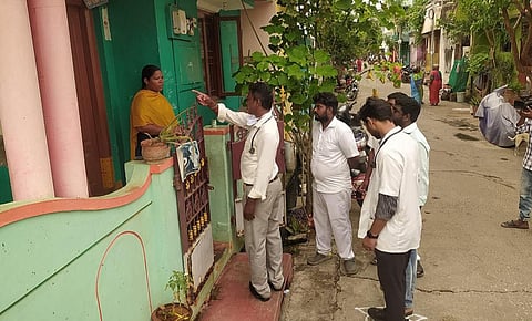 புதுவை: தொடரும் துர்நாற்ற புகாரால் மருத்துவக் குழுவினர் ஆய்வு - புதுநகர் பகுதி பள்ளிகளுக்கு விடுமுறை
