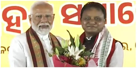 ஒடிசா முதல்வராக பதவியேற்றுக் கொண்ட மோகன் மாஜிக்கு பிரதமர் மோடி மலர்கொத்து வழங்கி வாழ்த்து தெரிவித்தார்.