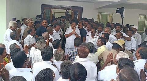 எடப்பாடி பயணியர் மாளிகையில் அதிமுக பொதுச்செயலாளர் பழனிசாமி கட்சி நிர்வாகிகள் மற்றும் தொண்டர்களுக்கு நன்றி தெரிவித்தார்.