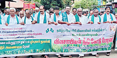 காவிரியில் தண்ணீர் பெற்றுத் தரக் கோரி தருமபுரி மாவட்டம் ஒகேனக்கல்லில் நேற்று பேரணி நடத்திய தமிழ்நாடு காவிரி விவசாயிகள் சங்கத்தினர்.