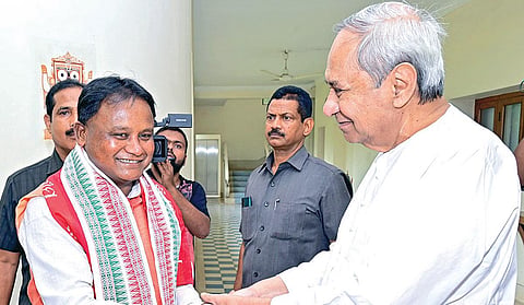 ஒடிசா மாநிலம் புவனேஸ்வரில், முன்னாள் முதல்வர் நவீன் பட்நாயக்கை நேற்று காலையில் சந்தித்த புதிய முதல்வர் மோகன் மாஜி, தனது பதவியேற்பு விழாவுக்கு வருமாறு அழைப்பு விடுத்தார்.படம்: பிடிஐ