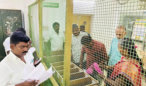 திருச்செந்தூர் ஊராட்சி ஒன்றிய அலுவலகத்தில் வைத்து காயாமொழி ஊராட்சி தலைவர் தேர்தலுக்கான மறுவாக்கு எண்ணிக்கை இன்று நடைபெற்றது.