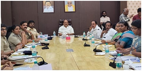 கிளாம்பாக்கம் தேசிய நெடுஞ்சாலையில் போக்குவரத்து நெரிசலை குறைப்பது தொடர்பாக அமைச்சர் அன்பரசன் தலைமையில் ஆலோசனை கூட்டம் நடைபெற்றது.