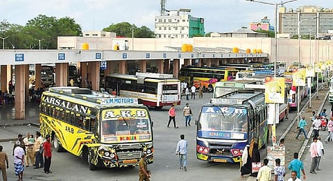 ஜி-பே, ஃபோன்பேவில் ரூ.100-க்கு ரூ.10 கமிஷன் - வேலூர் புதிய பேருந்து நிலையத்தில் ஏடிஎம் மையம் இல்லாததால் இந்நிலை!