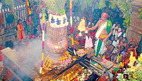 திருநெல்வேலி காந்திமதி அம்பாள் சமேத நெல்லையப்பர் கோயிலில் நேற்று நடைபெற்ற ஆனித் திருவிழா கொடியேற்றம். படம்: மு.லெட்சுமி அருண்