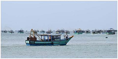மீன்பிடி தடைகாலம் முடிந்ததையொட்டி உற்சாகத்துடன் கடலுக்குச் செல்லும் ராமேஸ்வரம் விசைப்படகு மீனவர்கள் | படங்கள்: எல்.பாலச்சந்தர்.