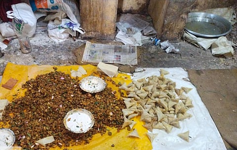 திண்டுக்கல்லில் சுகாதாரமற்ற முறையில் தரமற்ற பொருட்களை கொண்டு தயாரிக்கப்பட்ட சமோசா.