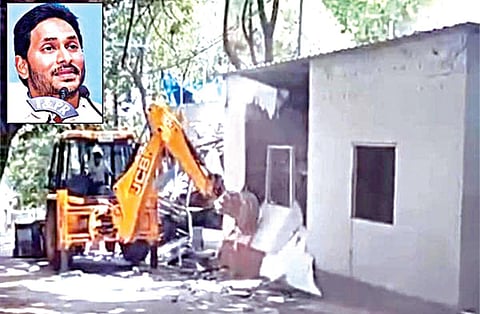 ஜெகன் வீடு முன் இருந்த ஆக்கிரமிப்பு கட்டிடங்கள் அகற்றம்