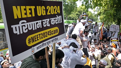 குஜராத்தில் நீட் தேர்வில் மோசடியில் ஈடுபட்டதாக 5 பேர் கைது: ரூ.2.3 கோடி மதிப்பிலான காசோலைகள் பறிமுதல்