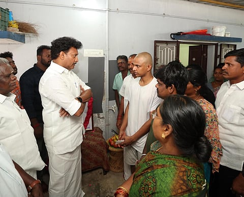 குவைத்தில் தீ விபத்தில் உயிரிழந்த திருச்சி நவல்பட்டு, அண்ணா நகரைச் சேர்ந்த ராஜுவின் குடும்பத்தினரை நேரில் சந்தித்து ஆறுதல் தெரிவிக்கிறார் தமிழக பள்ளிக் கல்வித்துறை அமைச்சர் அன்பில் மகேஸ் பொய்யாமொழி.