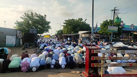 நாகூர் சில்லடி தர்கா கடற்கரையில் நேற்று சிறப்பு தொழுகையில் ஈடுபட்ட முஸ்லிம்கள்.