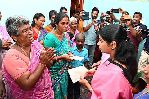 குவைத் தீ விபத்து: கோவில்பட்டி இளைஞர் குடும்பத்துக்கு கனிமொழி நேரில் நிவாரண நிதி