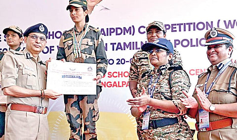 அகில இந்திய பெண் காவலருக்கிடையேயான துப்பாக்கி சுடும் போட்டி சென்னையை அடுத்த ஒத்திவாக்கம் கமாண்டோ பயிற்சி தளத்தில் 2-வது நாளாக நேற்று நடந்தது. இதில் வெற்றி பெற்ற காவலருக்கு டிஜிபி சங்கர் ஜிவால் பதக்கம் மற்றும் சான்றிதழ் வழங்கினார். படம்: எம்.முத்துகணேஷ்