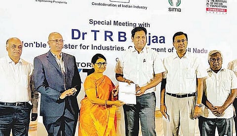 கோவையில் பல்வேறு தொழில் அமைப்பு நிர்வாகிகளுடன் நடைபெற்ற கலந்துரையாடல் நிகழ்ச்சியில் தொழில் துறையினரின் கோரிக்கை மனுவை பெற்றுக்கொண்ட அமைச்சர் டிஆர்பி.ராஜா.